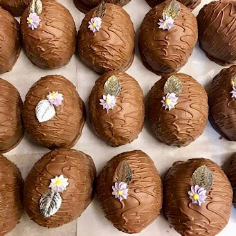 Pecan Turtle Egg (Milk Chocolate)